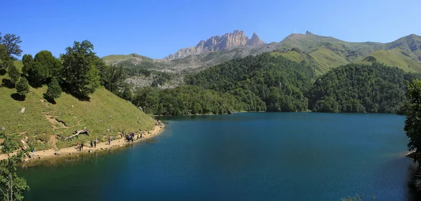 Azerbaiyán Hermoso Lago Ciervos Azules Los Turistas Caminan Alrededor Del — Foto de Stock