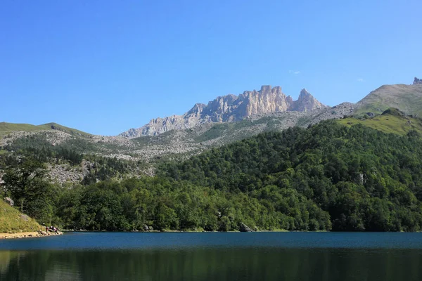 Azerbaycan. Kenevir. Güzel mavi geyik gölü.