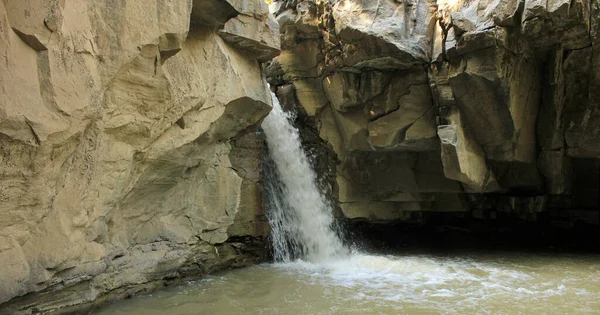 Прекрасний Водоспад Серед Чудових Скель — стокове фото