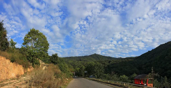 村につながる道路上の美しい雲 — ストック写真