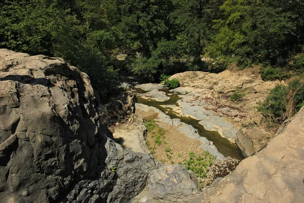 Bellissimo Fiume Fuoriuscita Montagna — Foto Stock