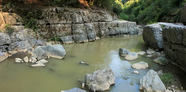 Beau Déversement Rivière Dans Les Montagnes — Photo