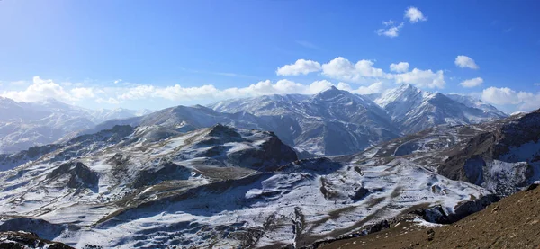 Azerbaycan. Guba bölgesi. Kafkas tepesinin güzel dağları.