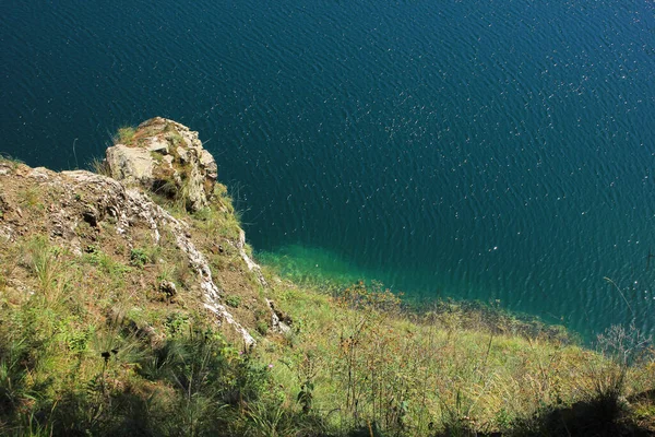 Γαλάζια Λίμνη Στο Δάσος Ψηλά Στα Βουνά — Φωτογραφία Αρχείου