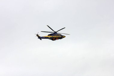 Bakü. Azerbaycan. 09.22.2019 yıl. Gökyüzünde uçan bir helikopter.