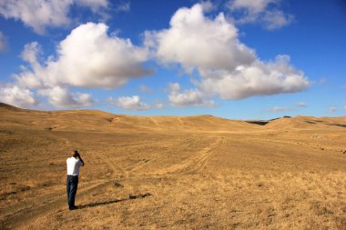Fotoğrafçı bulutlu güzel bir manzaranın fotoğraflarını çekiyor..