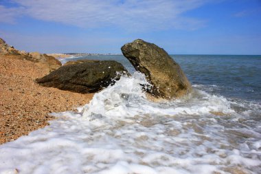 Dalgalar kayaya çarpıyor. Hazar Denizi
