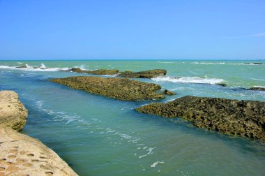 Kuzey Gras. Azerbaycan. Dalgalar su altındaki kayalara çarpar..