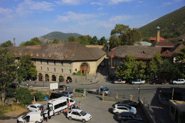 Sheki şehri. Azerbaycan. 08.24.2019 yıl. Yukarıdan karavan sarayına bak..