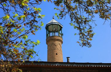 Sheki şehri. Azerbaycan. Gökyüzüne karşı eski caminin minaresi..
