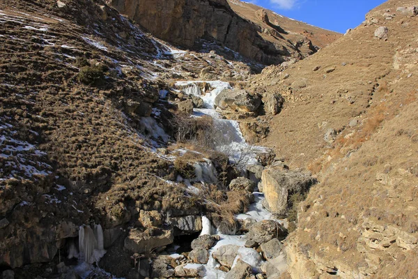 Vacker Frusen Flod Högt Uppe Bergen — Stockfoto