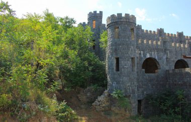Sheki şehri. Azerbaycan. 08.25.2019 yıl. Güzel, yarı antika bir kale..