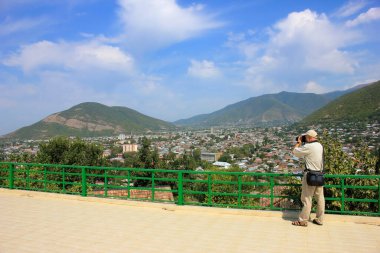 Sheki şehri. Azerbaycan. 08.24.2019 yıl. Fotoğrafçı panoramik bir platformdan şehrin fotoğraflarını çekiyor..