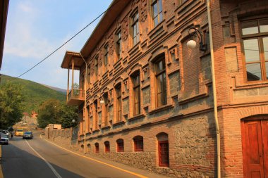 Sheki şehri. Azerbaycan. 08.24.2019 yıl. Eski kasabadaki yetimhane..