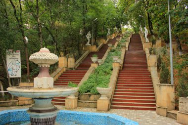 Guba şehri. Azerbaycan. 12.23.2020 yıl. Şehir merkezinde yenilenmiş bir park. Yazıt. Bir restoran. Hoş geldiniz..