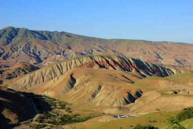 Khizi dağları. Azerbaycan. Güzel kırmızı dağlar.