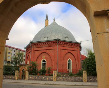 Güzel bir kırmızı tuğladan cami. Küba şehri. Azerbaycan.