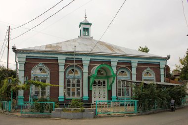 Güzel bir kırmızı tuğladan cami. Küba şehri. Azerbaycan.