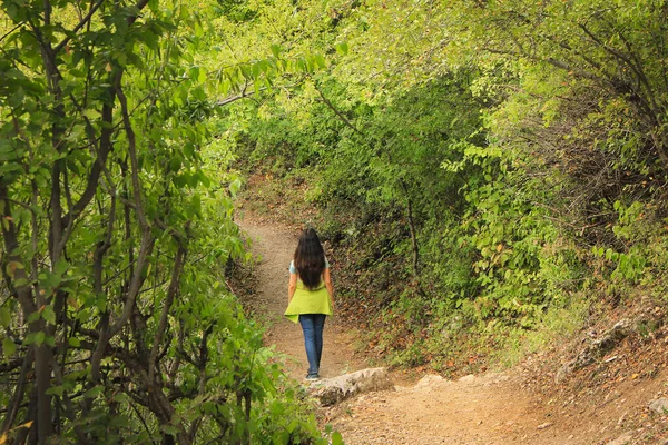 Una Chica Caminando Por Sendero Hermoso Bosque — Foto de Stock