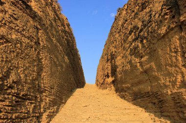 Kayaların arasından mağaralara giden yol. Antik konutlar. Azerbaycan. Shemakha şehri. İsim ver. Geçmiş yolu.