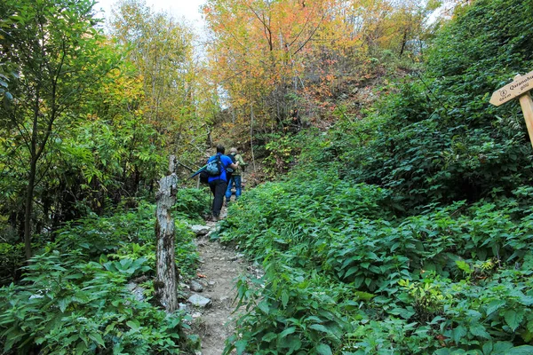 Turisták Felmásznak Hegyre Egy Gyönyörű Tóhoz Azerbajdzsán Ismayilli Régió Talisztán — Stock Fotó