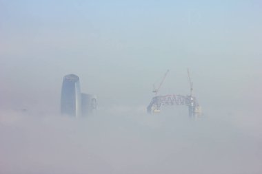 Bakü şehri. Azerbaycan. 12.19.2019. Uzun binalar sisten dışarı bakıyor..