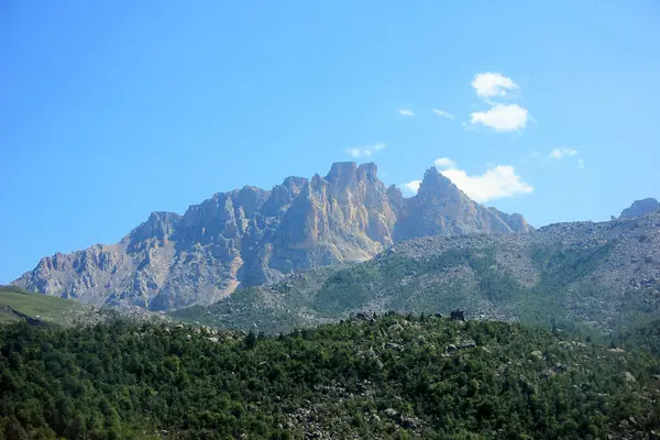 アゼルバイジャン 美しいカパズ山は3066メートルです ガンジャ市の近くに位置 — ストック写真