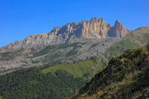 アゼルバイジャン 美しいカパズ山は3066メートルです ガンジャ市の近くに位置 — ストック写真