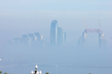 Bakü şehri. Azerbaycan. 12.19.2019. Uzun binalar sisten dışarı bakıyor..