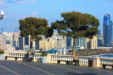 Bakü şehri. Azerbaycan. 2019 yıl. Highland Park 'tan şehrin güzel manzarası..