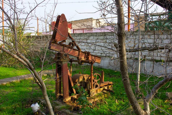 马尔达坎 阿塞拜疆 2019年 院子里的小油泵坏了 — 图库照片