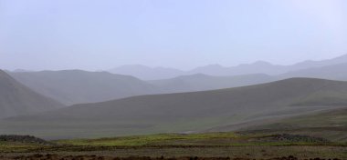 Sisin içindeki dağların güzel siluetleri. Gobustan. Azerbaycan.