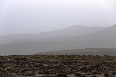 Sisin içindeki dağların güzel siluetleri. Gobustan. Azerbaycan.