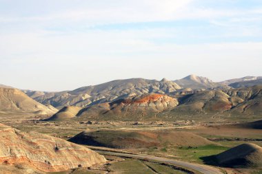 Güzel kızıl dağlar. Khizi bölgesi. Azerbaycan.