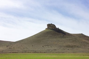 Dağlarda güzel yeşil bir tarla. Gobustan. Azerbaycan.