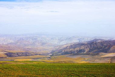 Gobustan dağlarının güzel yaz tatili. Azerbaycan.