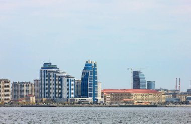 Bakü. Azerbaycan. 15.04.2017 yıl. Bulvardan şehrin güzel manzarası..