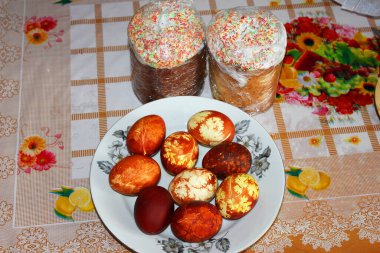 Paskalya yumurtaları ve paskalya pastaları..