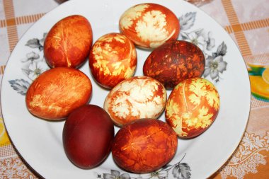 Tabakta renkli Paskalya yumurtaları.