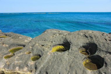 Hazar Denizi 'nin Rocky kıyısında. Mardakan. Azerbaycan.