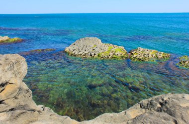 Hazar Denizi 'nin Rocky kıyısında. Mardakan. Azerbaycan.