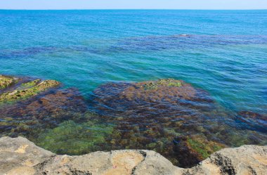 Hazar Denizi 'nin Rocky kıyısında. Mardakan. Azerbaycan.
