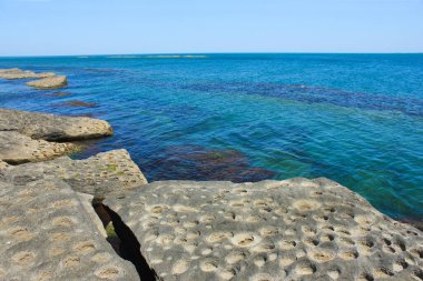 Hazar Denizi 'nin Rocky kıyısında. Mardakan. Azerbaycan.