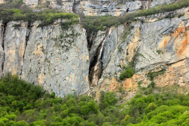 Kafkasya dağlarında güzel bir şelale. Gryzdakhnya köyü. Guba bölgesi. Azerbaycan.