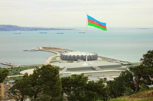 Bakü. Azerbaycan. 05.16.2017 yılı. Hazar bulvarında bayrak meydanı.