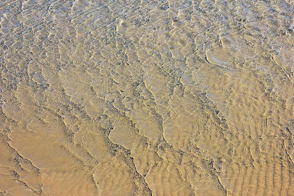 Piccole Onde Brillanti Vicino Alla Riva Del Mare — Foto Stock