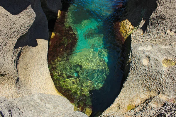 岩の多い海岸にある美しい洞窟 — ストック写真