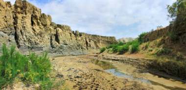 Sangachaly kasabasının yakınında güzel bir kanyon. Azerbaycan