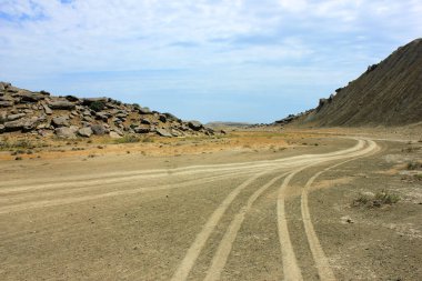 Dağlar arasındaki arabanın izi. Sangachaly 'de. Azerbaycan