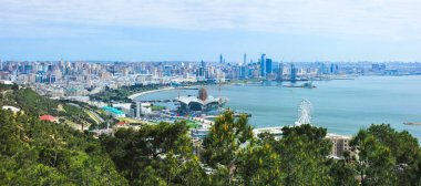 Bakü şehri. Azerbaycan. 2019 yıl. Highland Park 'tan şehrin güzel manzarası..